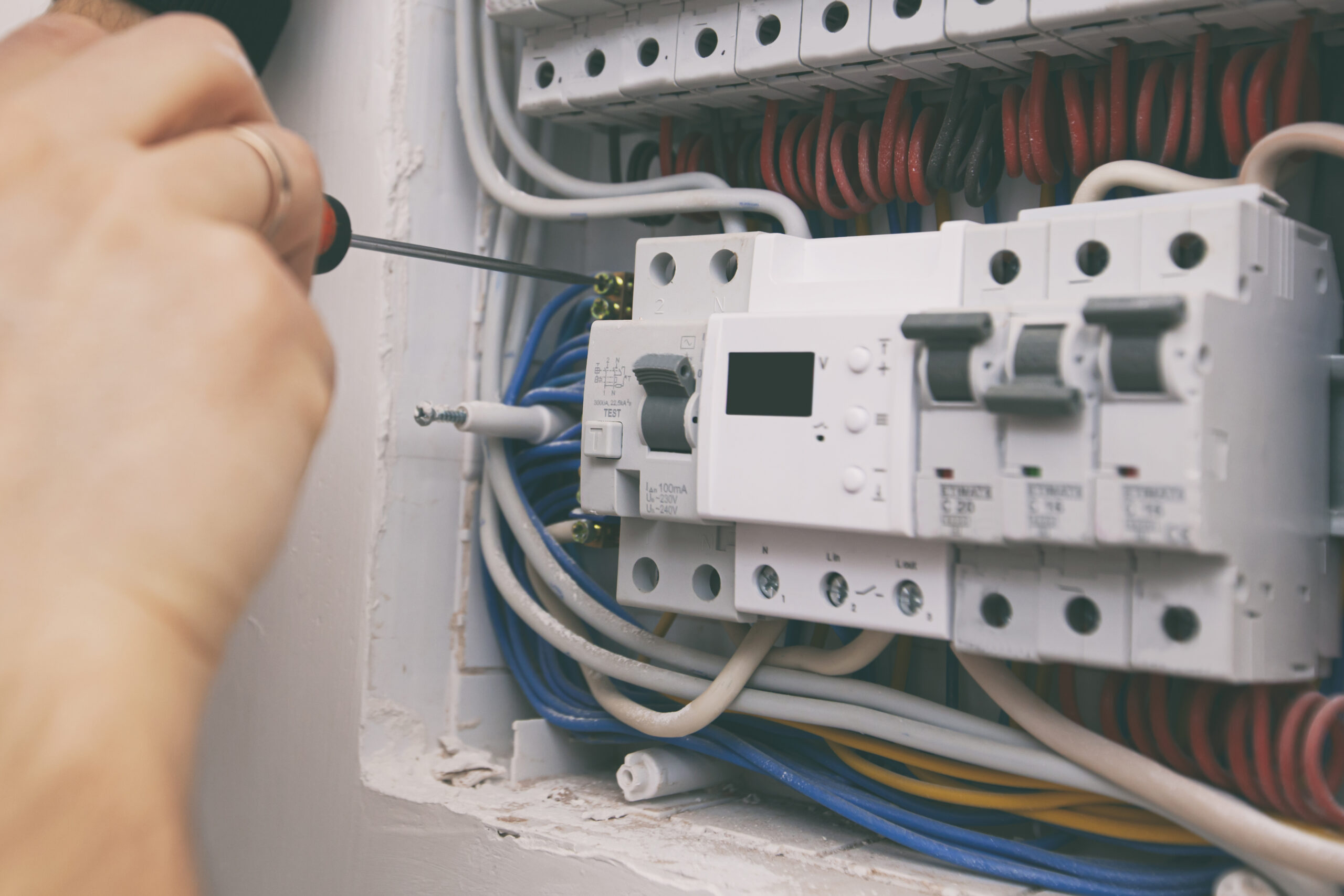 elecrtircan-installing-electrical-wiring-house_02